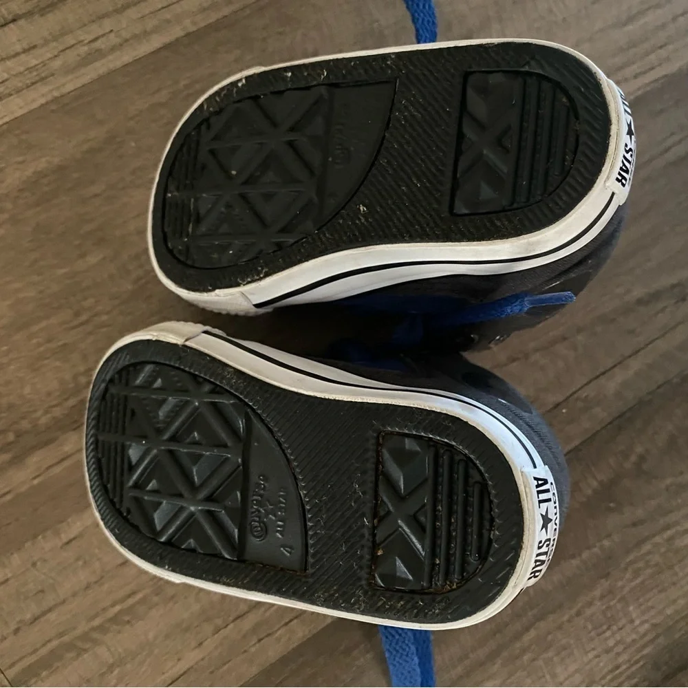Converse all star kids sneakers shoes size 4